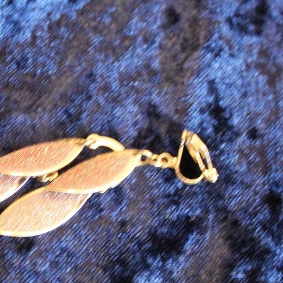 Pink Sparkling Leaf Clip Earings - Picture 4 of 4